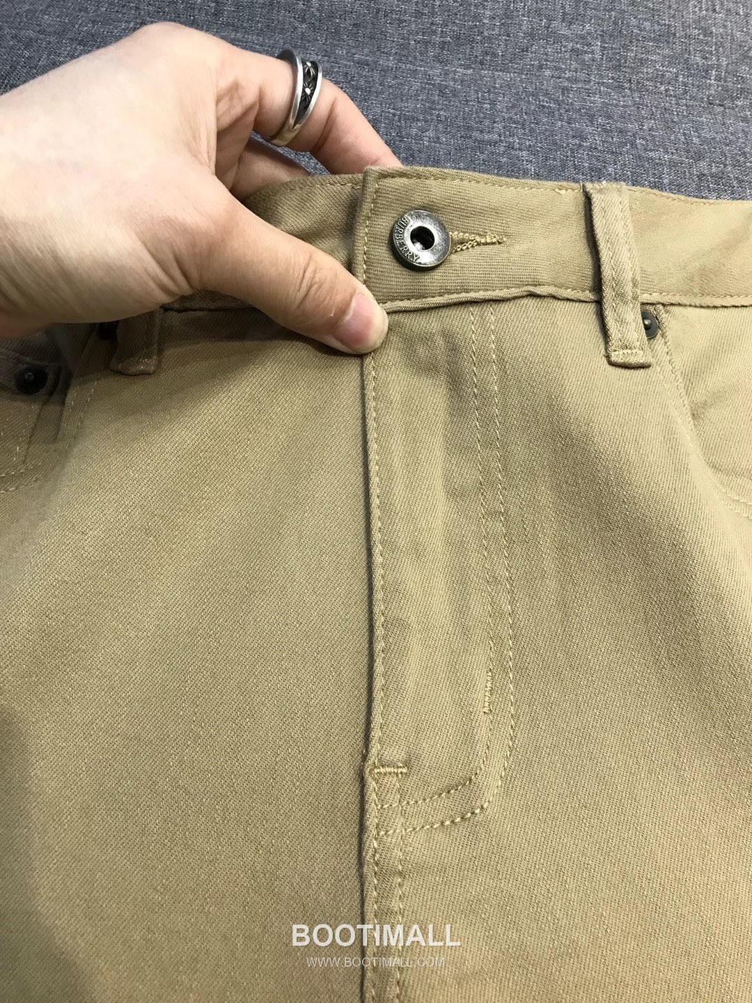 Burberry 2026 SS Cotton Stretch Denim Pants with Knight Logo Patch 버버리 2026 SS 코튼 스트레치 데님 팬츠 나이트 로고 패치 15