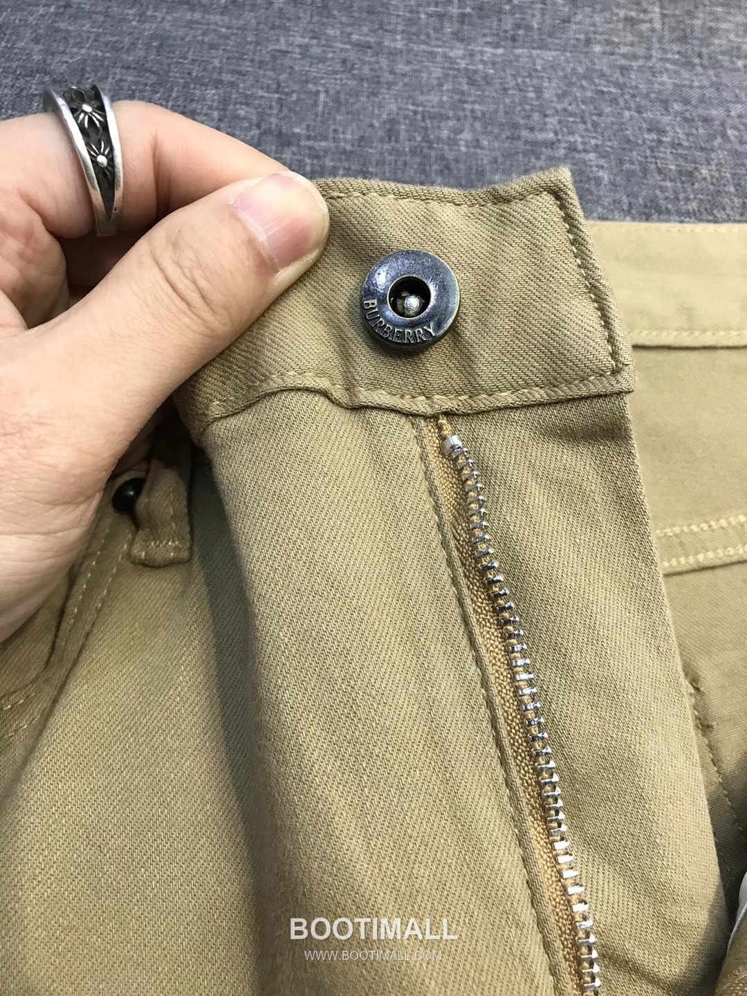 Burberry 2026 SS Cotton Stretch Denim Pants with Knight Logo Patch 버버리 2026 SS 코튼 스트레치 데님 팬츠 나이트 로고 패치 16