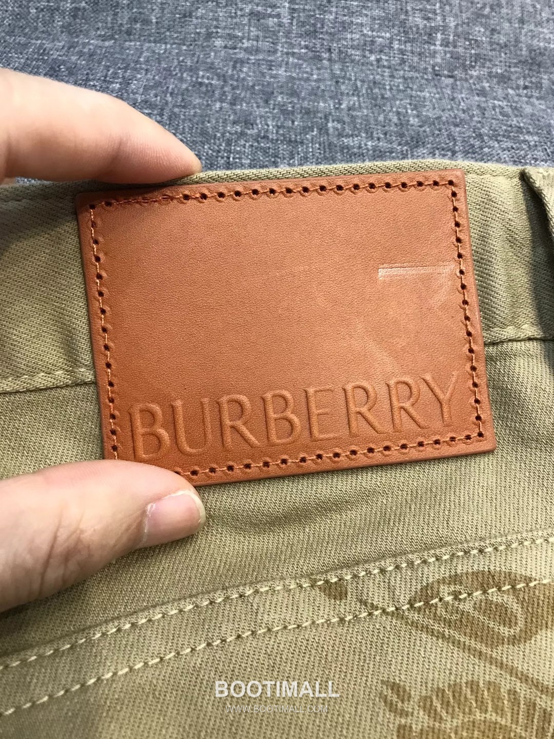 Burberry 2026 SS Cotton Stretch Denim Pants with Knight Logo Patch 버버리 2026 SS 코튼 스트레치 데님 팬츠 나이트 로고 패치 17