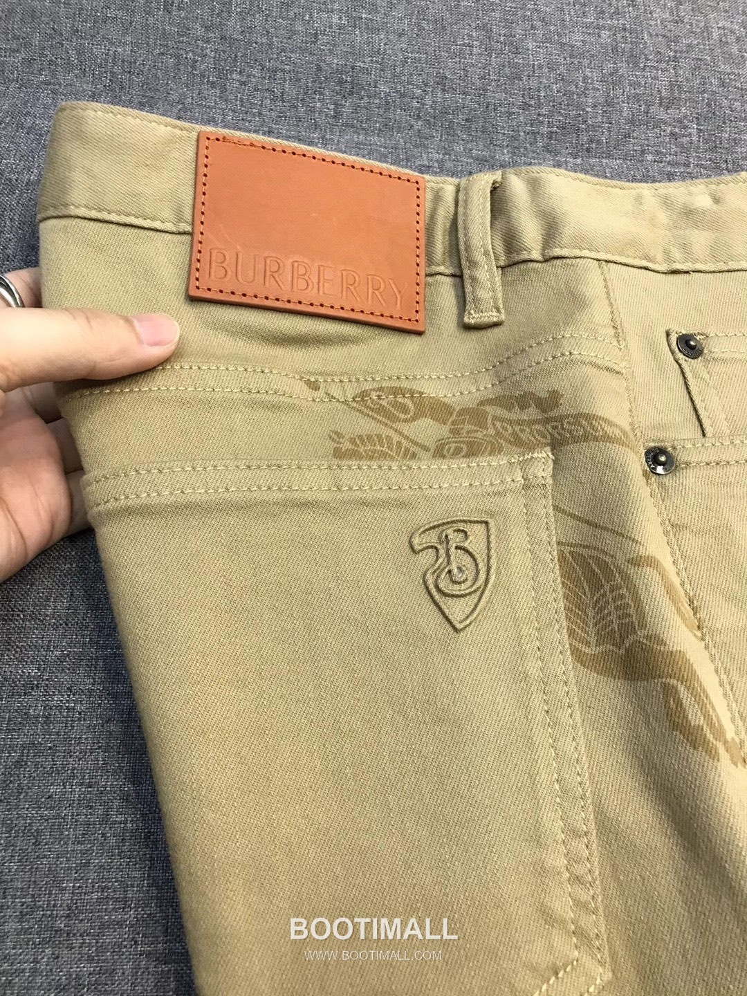 Burberry 2026 SS Cotton Stretch Denim Pants with Knight Logo Patch 버버리 2026 SS 코튼 스트레치 데님 팬츠 나이트 로고 패치 19