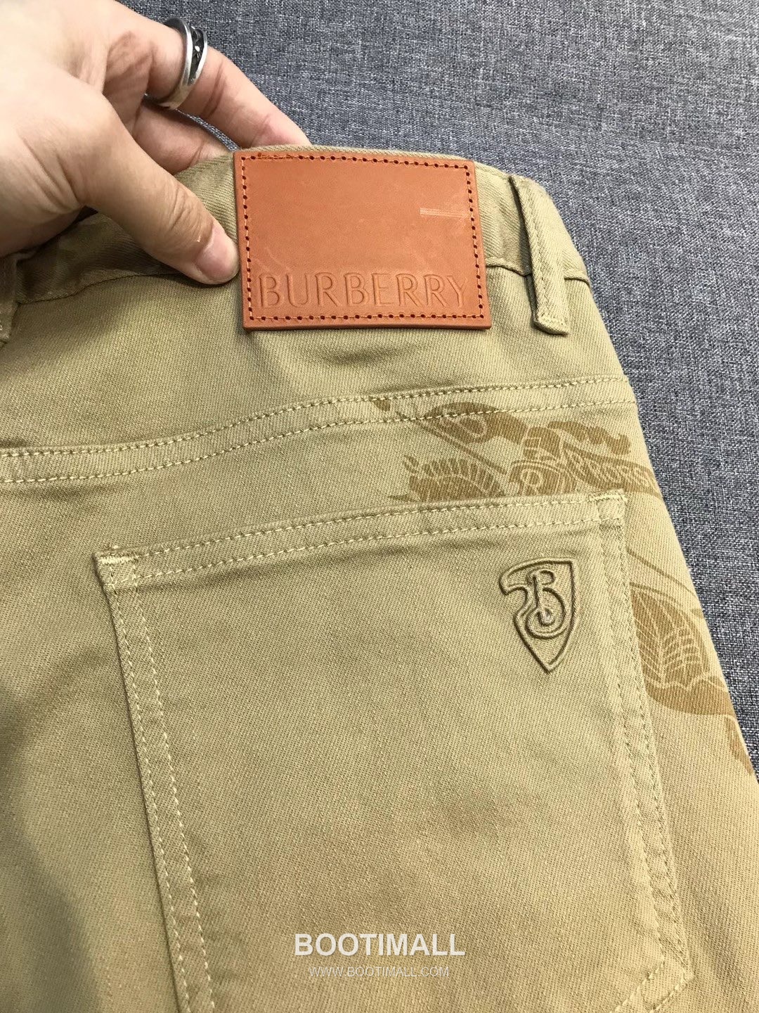 Burberry 2026 SS Cotton Stretch Denim Pants with Knight Logo Patch 버버리 2026 SS 코튼 스트레치 데님 팬츠 나이트 로고 패치 20