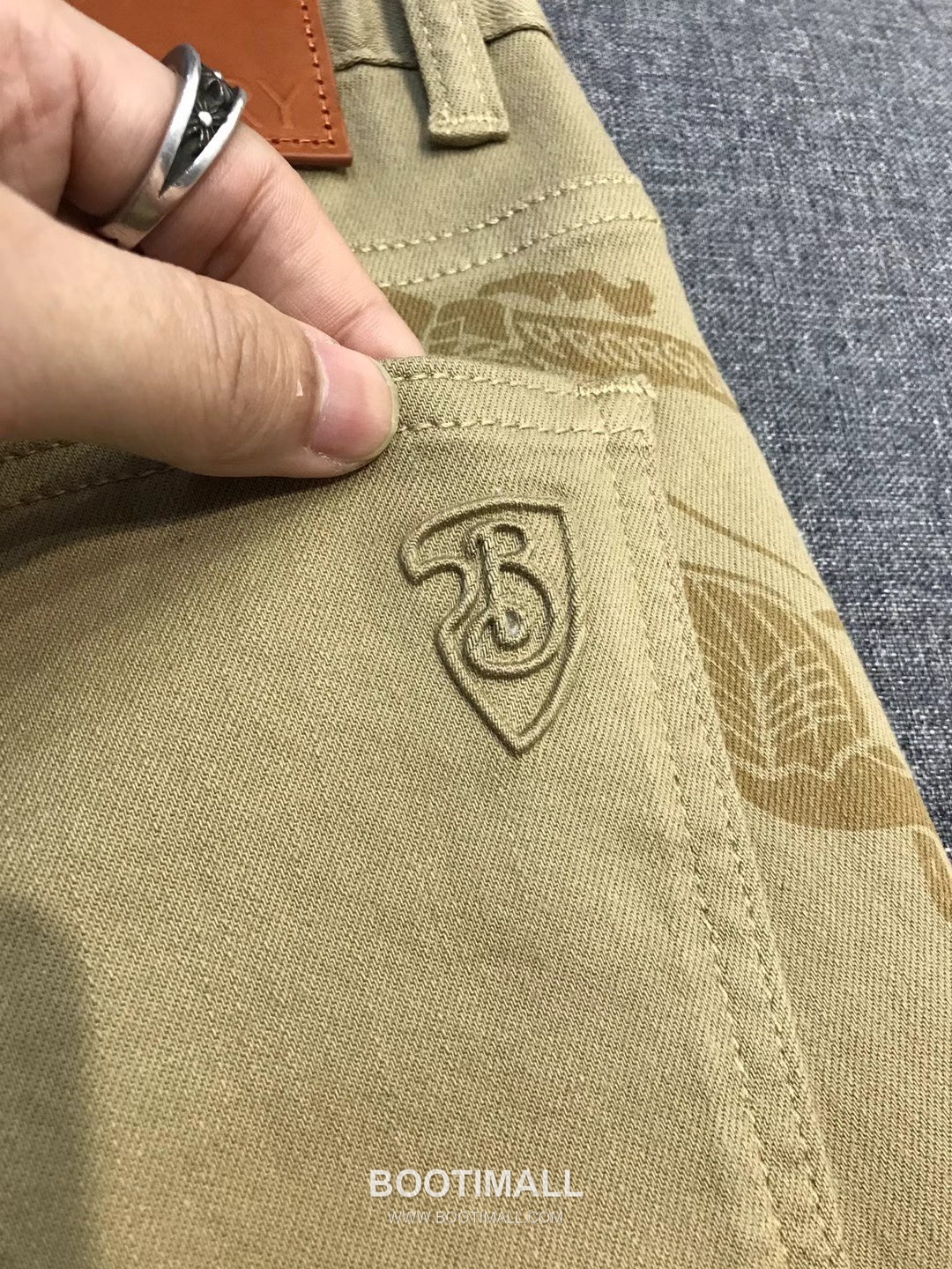 Burberry 2026 SS Cotton Stretch Denim Pants with Knight Logo Patch 버버리 2026 SS 코튼 스트레치 데님 팬츠 나이트 로고 패치 21