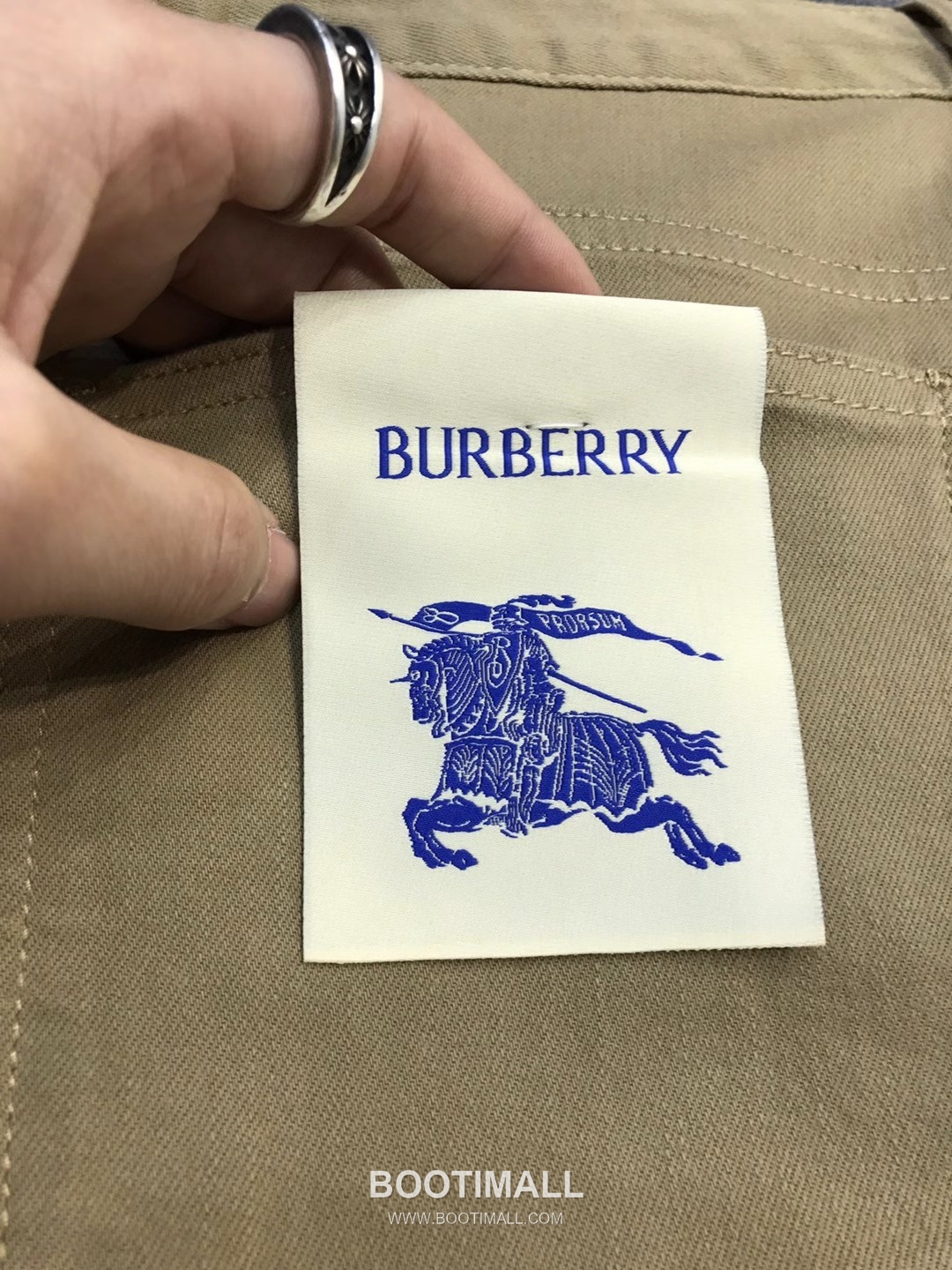 Burberry 2026 SS Cotton Stretch Denim Pants with Knight Logo Patch 버버리 2026 SS 코튼 스트레치 데님 팬츠 나이트 로고 패치 22