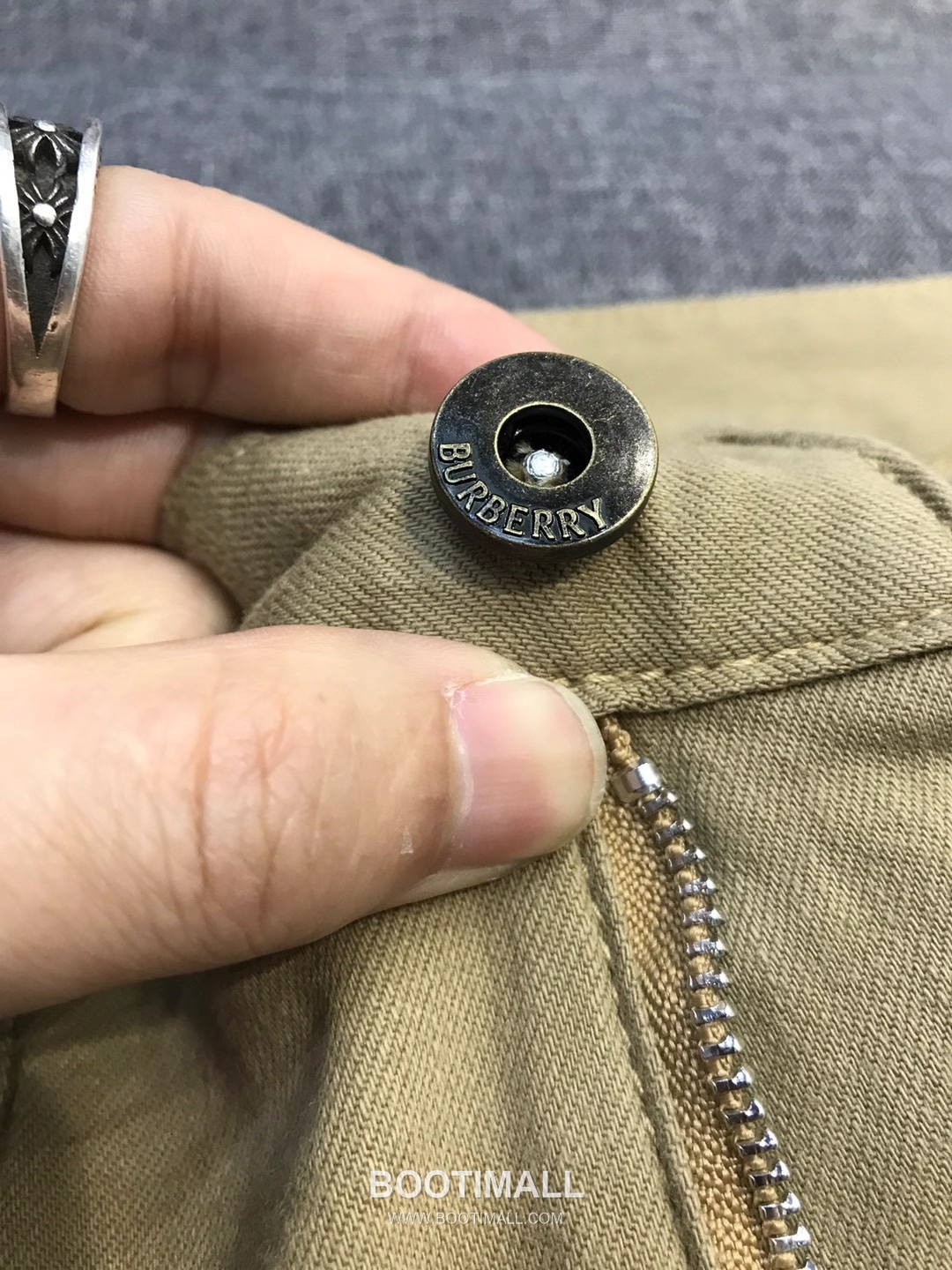 Burberry 2026 SS Cotton Stretch Denim Pants with Knight Logo Patch 버버리 2026 SS 코튼 스트레치 데님 팬츠 나이트 로고 패치 24