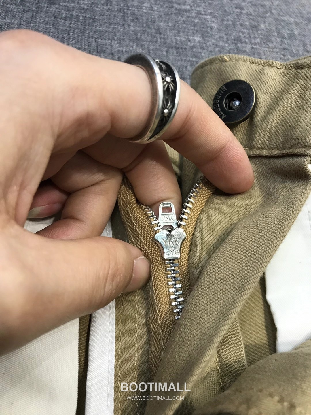 Burberry 2026 SS Cotton Stretch Denim Pants with Knight Logo Patch 버버리 2026 SS 코튼 스트레치 데님 팬츠 나이트 로고 패치 26