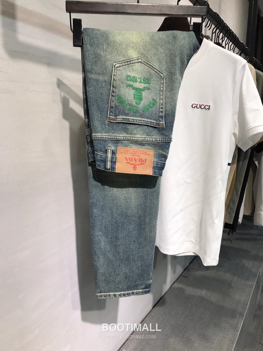 Prada 2026 SS Cotton Denim Pants with Embroidered Logo Patch 프라다 2026 SS 코튼 데님 팬츠 자수 로고 패치 1