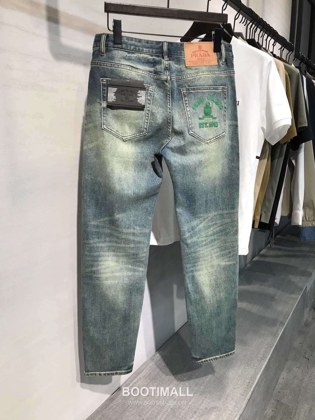 Prada 2026 SS Cotton Denim Pants with Embroidered Logo Patch 프라다 2026 SS 코튼 데님 팬츠 자수 로고 패치 3