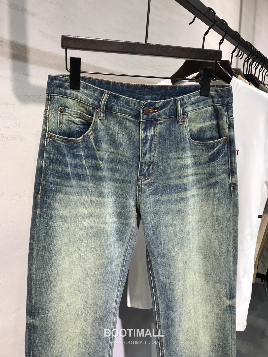 Prada 2026 SS Cotton Denim Pants with Embroidered Logo Patch 프라다 2026 SS 코튼 데님 팬츠 자수 로고 패치 4