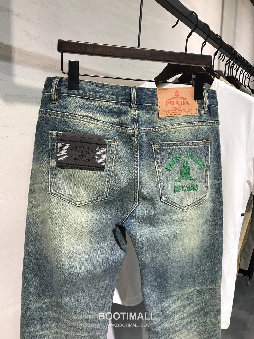 Prada 2026 SS Cotton Denim Pants with Embroidered Logo Patch 프라다 2026 SS 코튼 데님 팬츠 자수 로고 패치 5