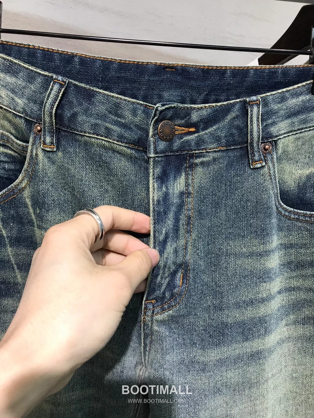 Prada 2026 SS Cotton Denim Pants with Embroidered Logo Patch 프라다 2026 SS 코튼 데님 팬츠 자수 로고 패치 6