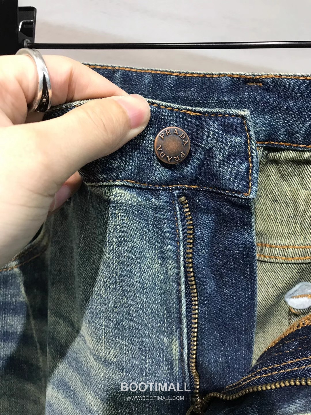 Prada 2026 SS Cotton Denim Pants with Embroidered Logo Patch 프라다 2026 SS 코튼 데님 팬츠 자수 로고 패치 7