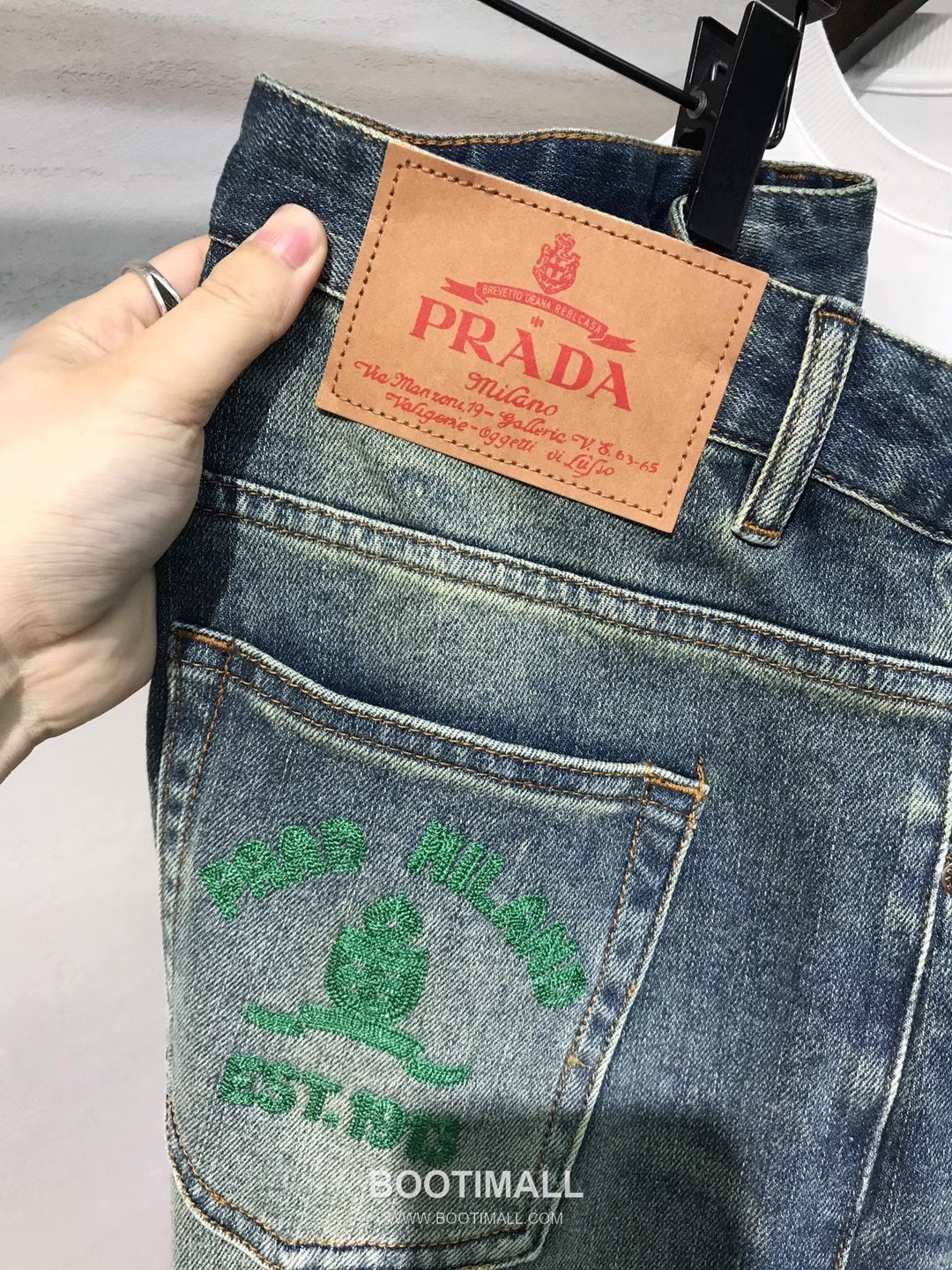 Prada 2026 SS Cotton Denim Pants with Embroidered Logo Patch 프라다 2026 SS 코튼 데님 팬츠 자수 로고 패치 8