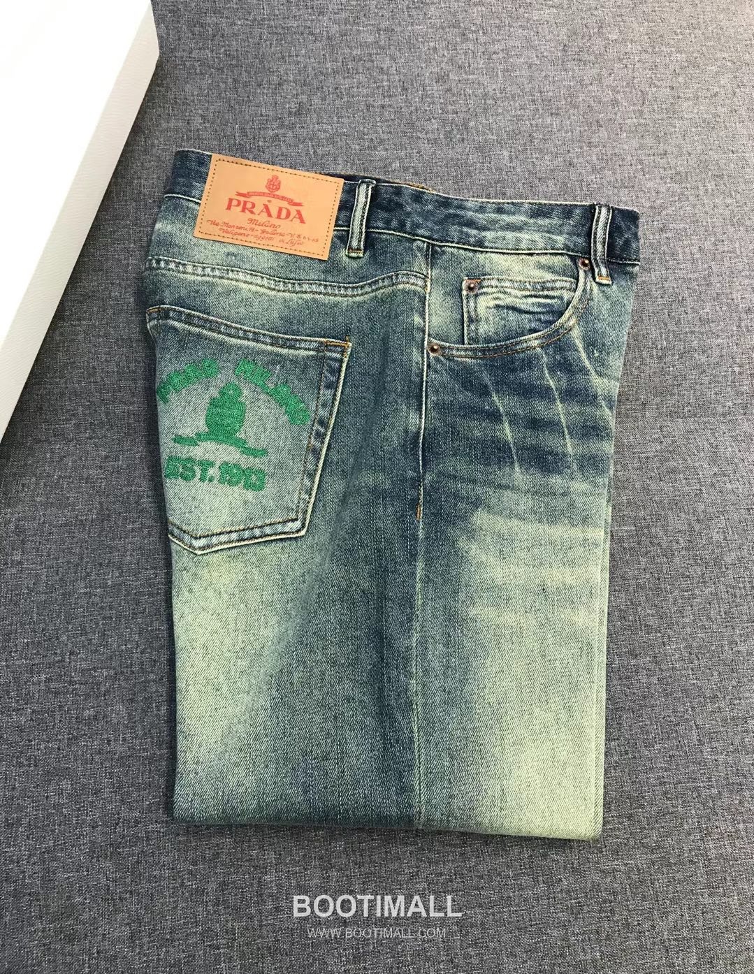 Prada 2026 SS Cotton Denim Pants with Embroidered Logo Patch 프라다 2026 SS 코튼 데님 팬츠 자수 로고 패치 10