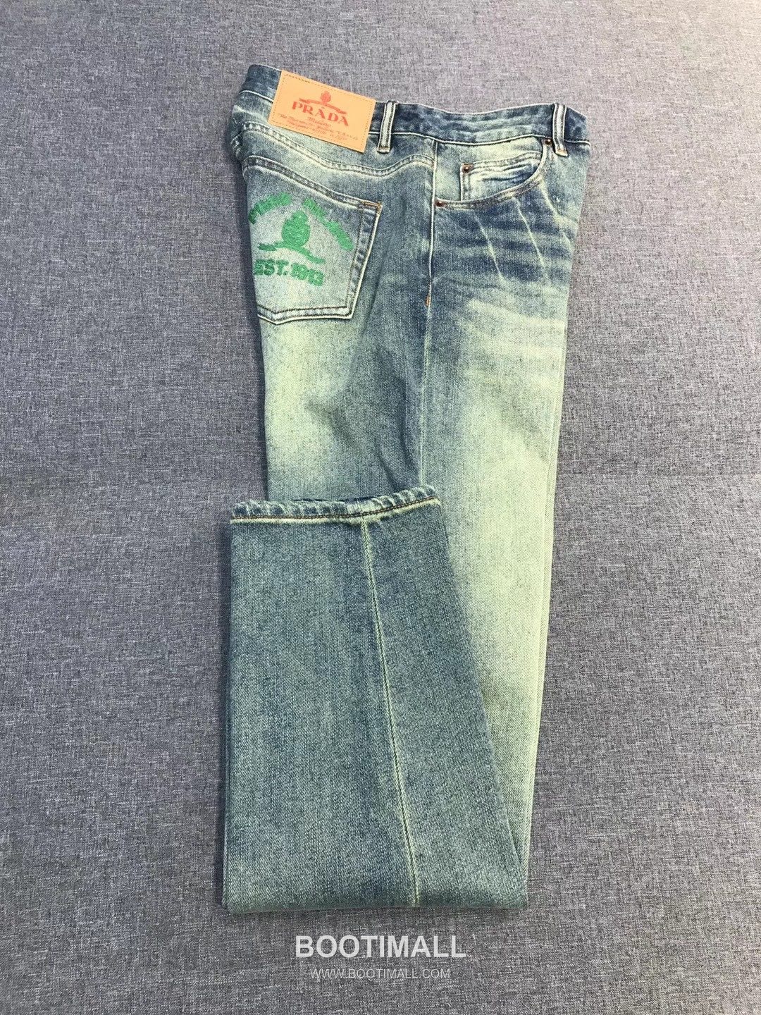 Prada 2026 SS Cotton Denim Pants with Embroidered Logo Patch 프라다 2026 SS 코튼 데님 팬츠 자수 로고 패치 11