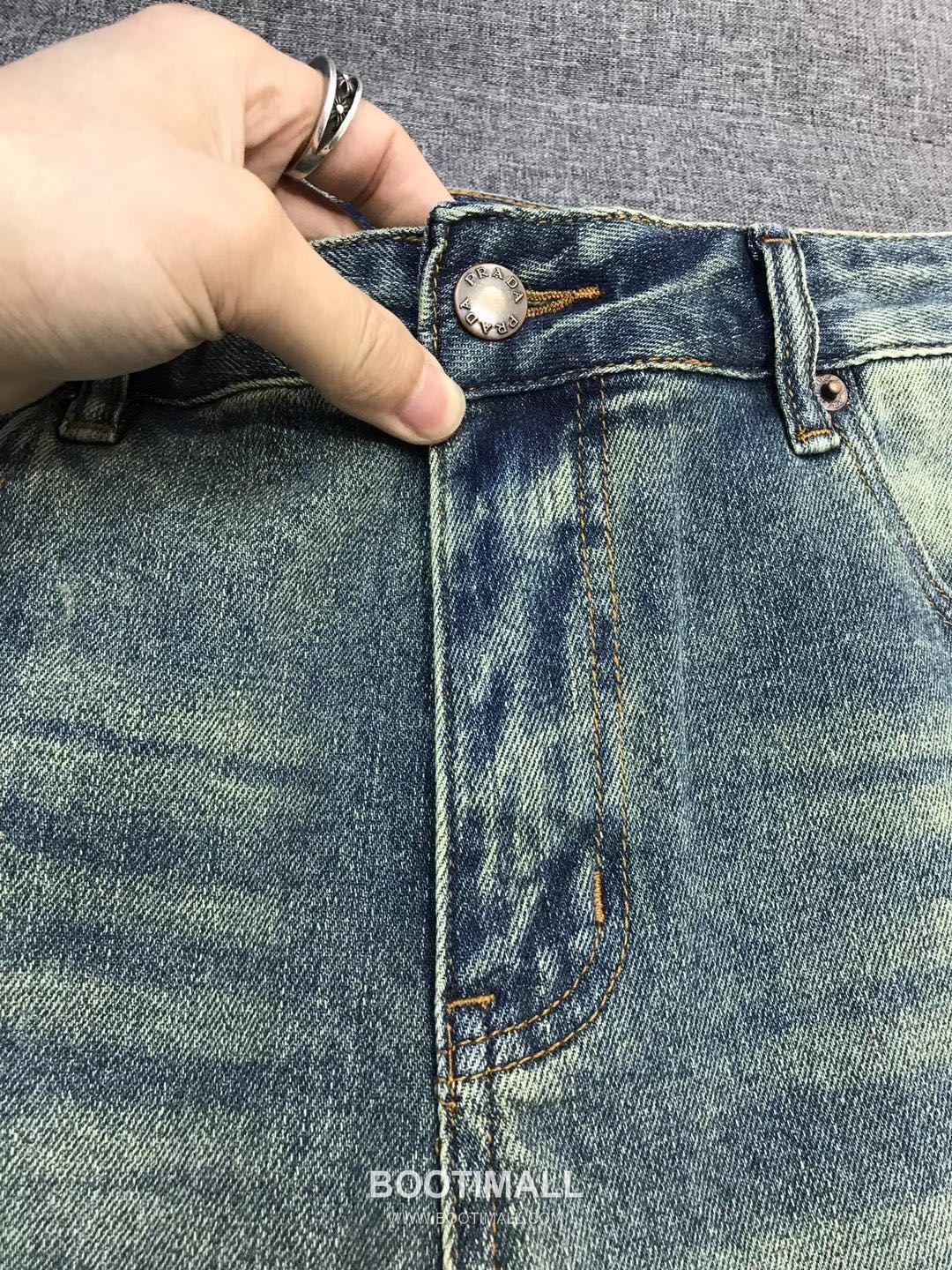 Prada 2026 SS Cotton Denim Pants with Embroidered Logo Patch 프라다 2026 SS 코튼 데님 팬츠 자수 로고 패치 15