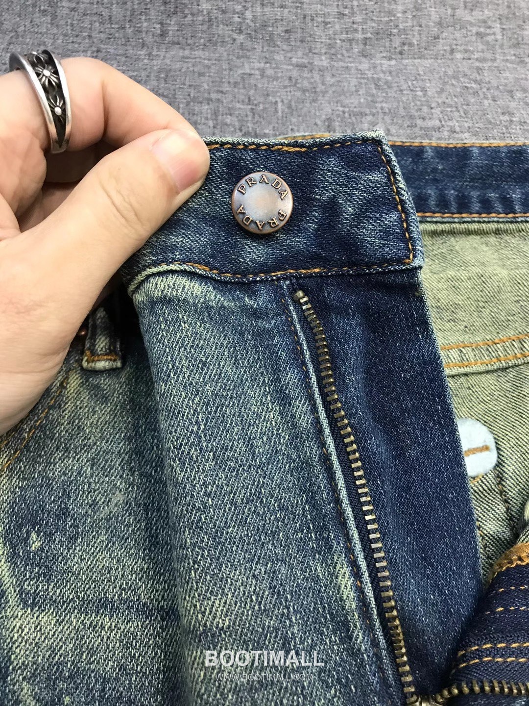 Prada 2026 SS Cotton Denim Pants with Embroidered Logo Patch 프라다 2026 SS 코튼 데님 팬츠 자수 로고 패치 16