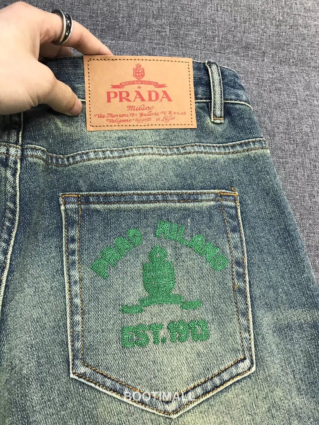 Prada 2026 SS Cotton Denim Pants with Embroidered Logo Patch 프라다 2026 SS 코튼 데님 팬츠 자수 로고 패치 19