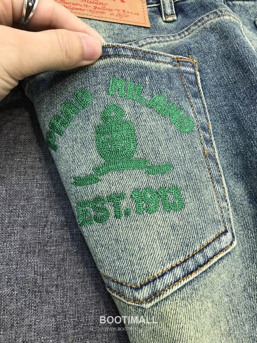 Prada 2026 SS Cotton Denim Pants with Embroidered Logo Patch 프라다 2026 SS 코튼 데님 팬츠 자수 로고 패치 21