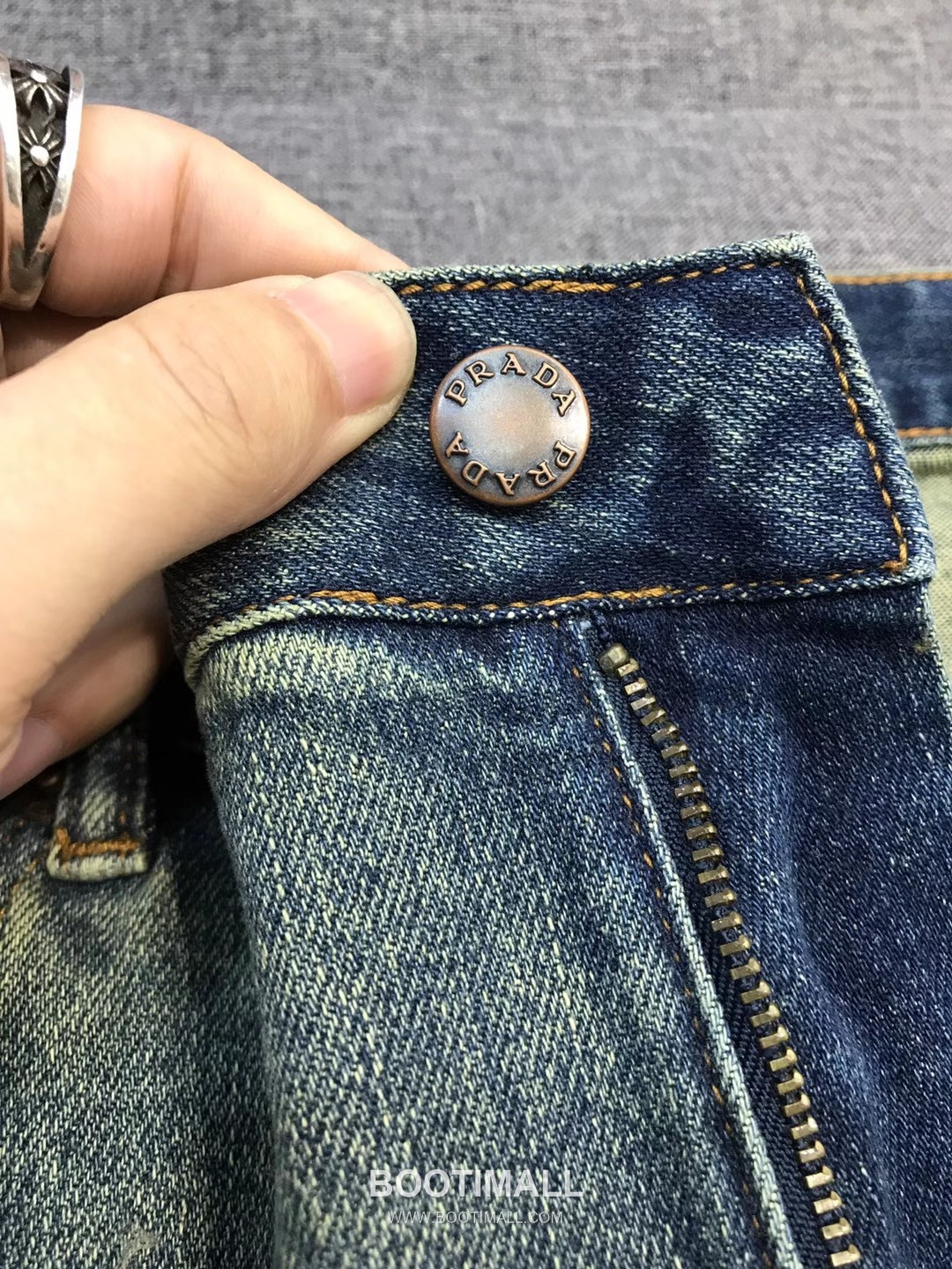 Prada 2026 SS Cotton Denim Pants with Embroidered Logo Patch 프라다 2026 SS 코튼 데님 팬츠 자수 로고 패치 22