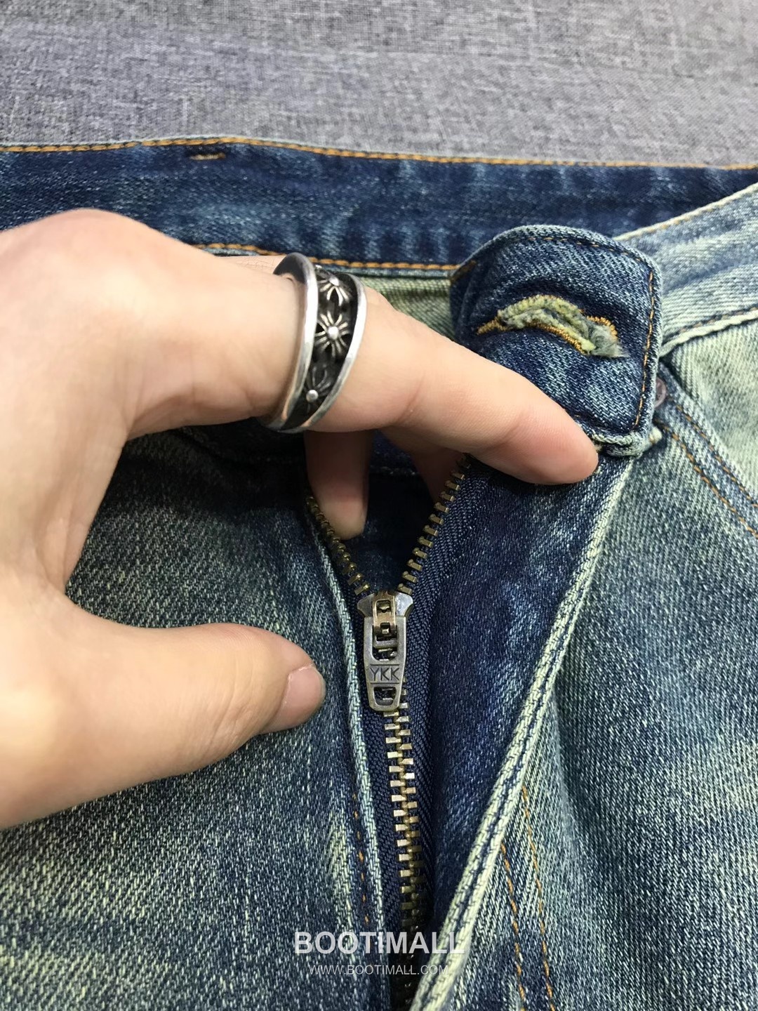 Prada 2026 SS Cotton Denim Pants with Embroidered Logo Patch 프라다 2026 SS 코튼 데님 팬츠 자수 로고 패치 23