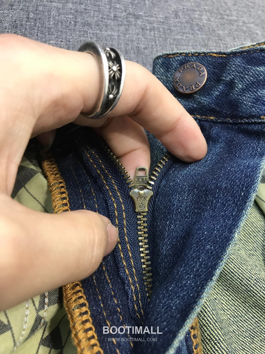 Prada 2026 SS Cotton Denim Pants with Embroidered Logo Patch 프라다 2026 SS 코튼 데님 팬츠 자수 로고 패치 24