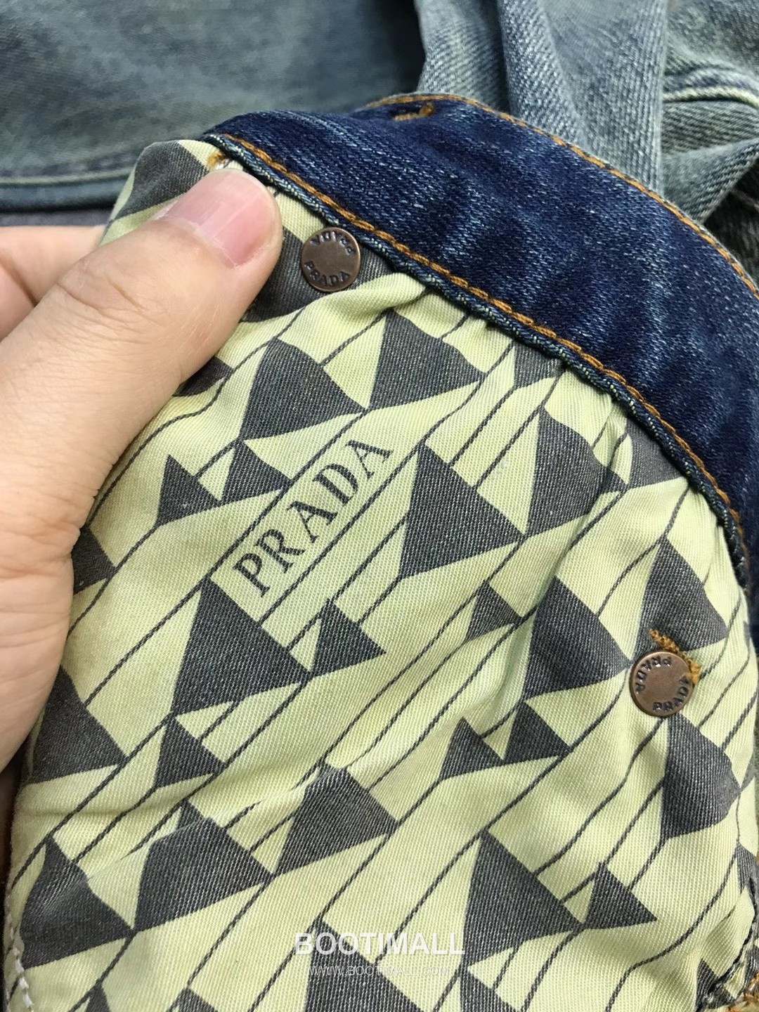 Prada 2026 SS Cotton Denim Pants with Embroidered Logo Patch 프라다 2026 SS 코튼 데님 팬츠 자수 로고 패치 25