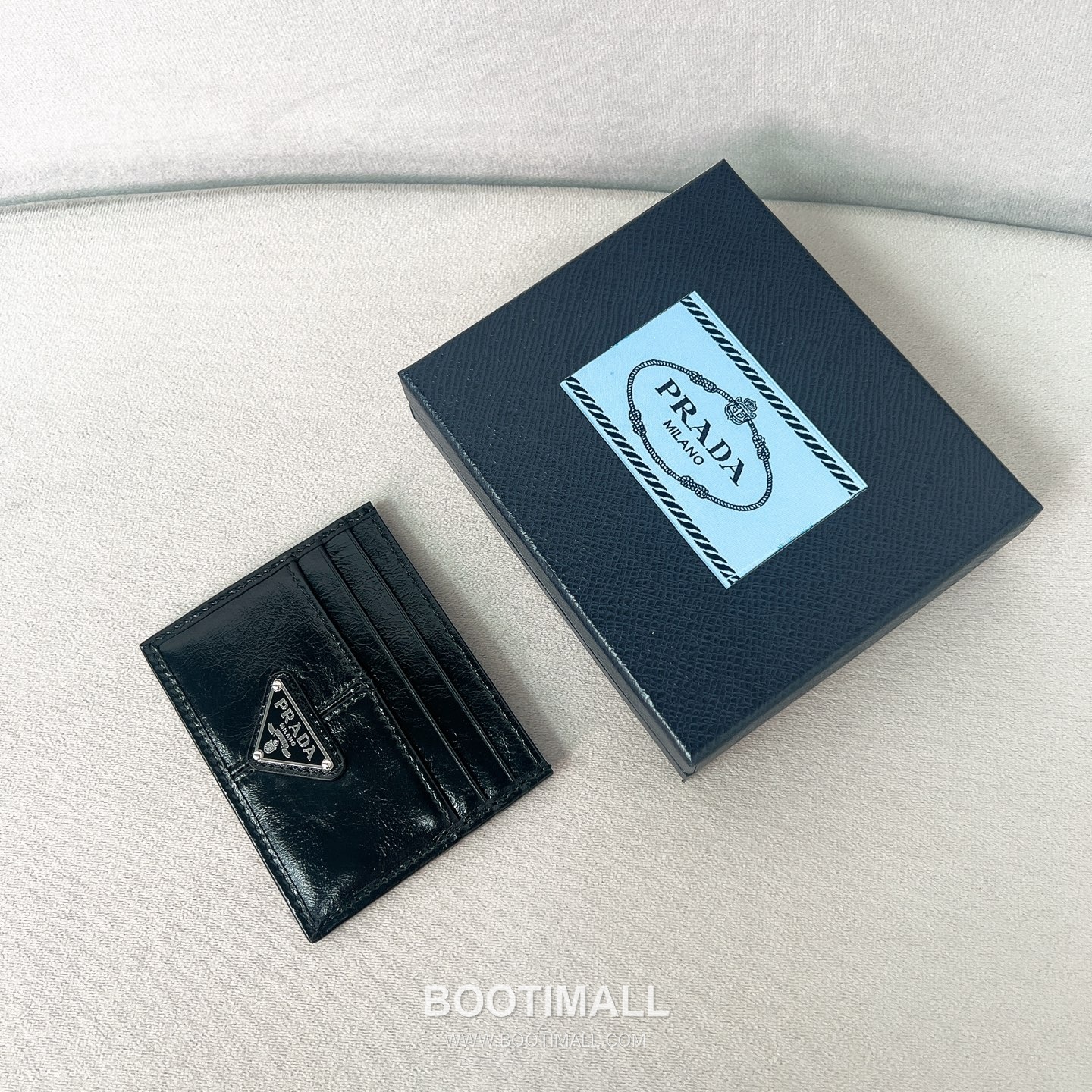 Prada Oil Wax Leather Card Holder Wallet with Triangle Logo Detail 프라다 오일왁스 레더 트라이앵글 로고 카드홀더 지갑 P398766022 10cm 2