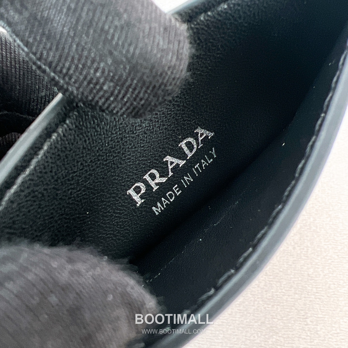 Prada Oil Wax Leather Card Holder Wallet with Triangle Logo Detail 프라다 오일왁스 레더 트라이앵글 로고 카드홀더 지갑 P398766022 10cm 10