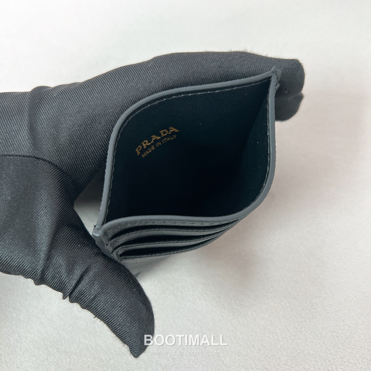 Prada Cross Grain Calfskin Leather Card Holder Wallet with Triangle Logo Detail 프라다 크로스그레인 카프스킨 레더 트라이앵글 로고 카드홀더 지갑 P398766022 10cm 9