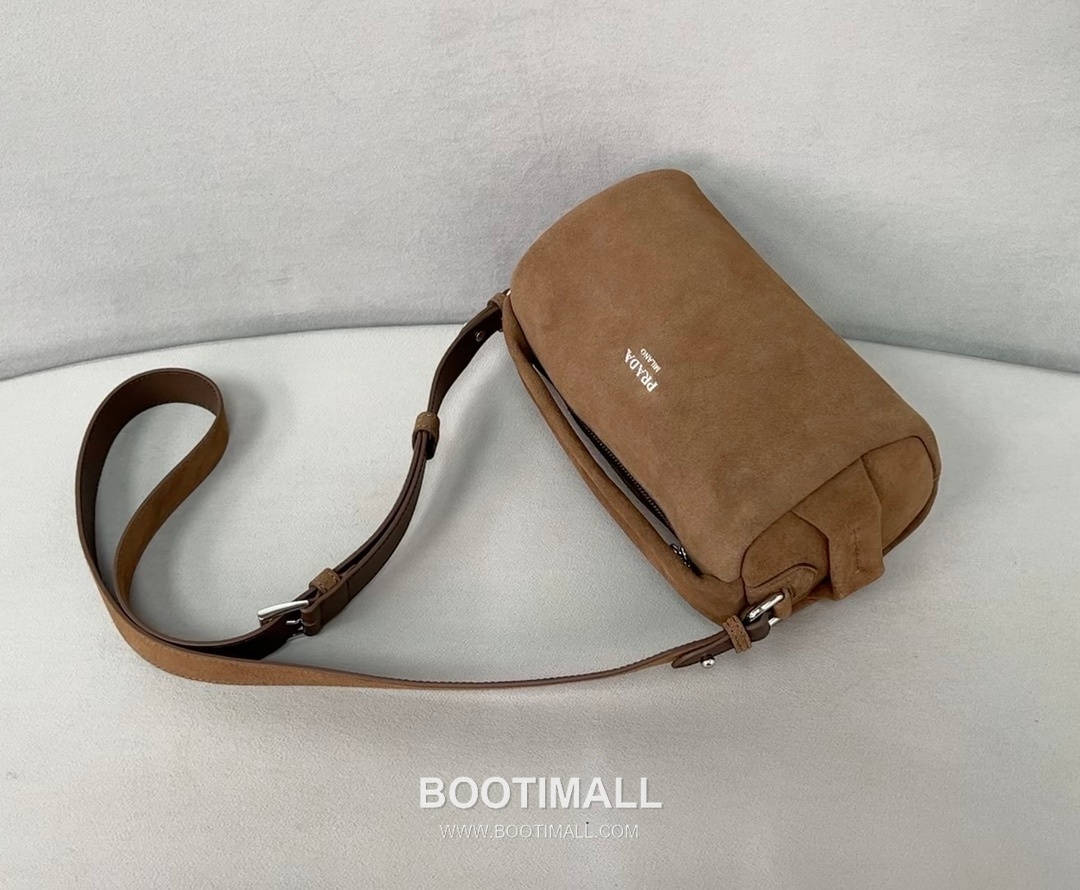 Prada Suede Leather Shoulder Tote Bag with Engraved Logo Detail 프라다 스웨이드 레더 인그레이브 로고 숄더 토트백 P3987660088 24cm 2