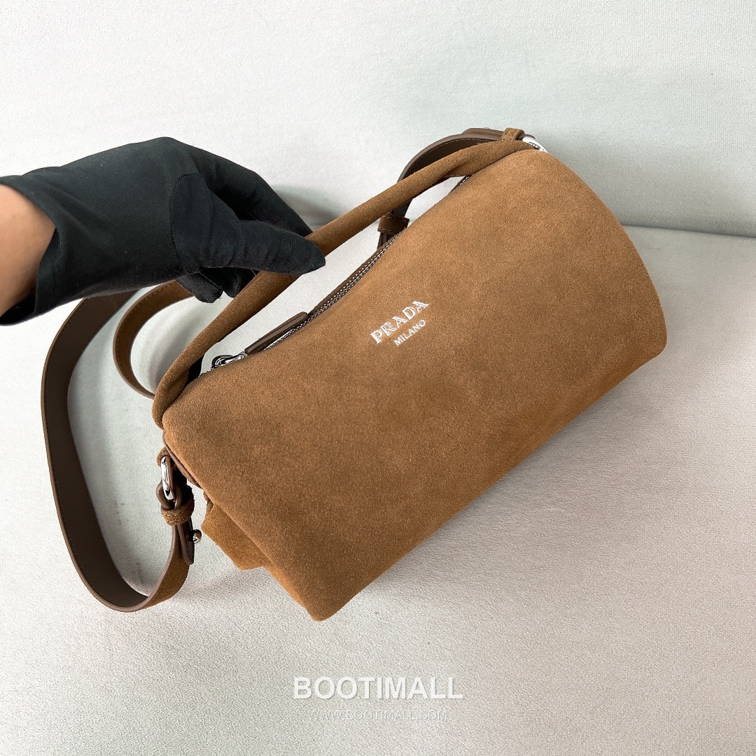 Prada Suede Leather Shoulder Tote Bag with Engraved Logo Detail 프라다 스웨이드 레더 인그레이브 로고 숄더 토트백 P3987660088 24cm 4