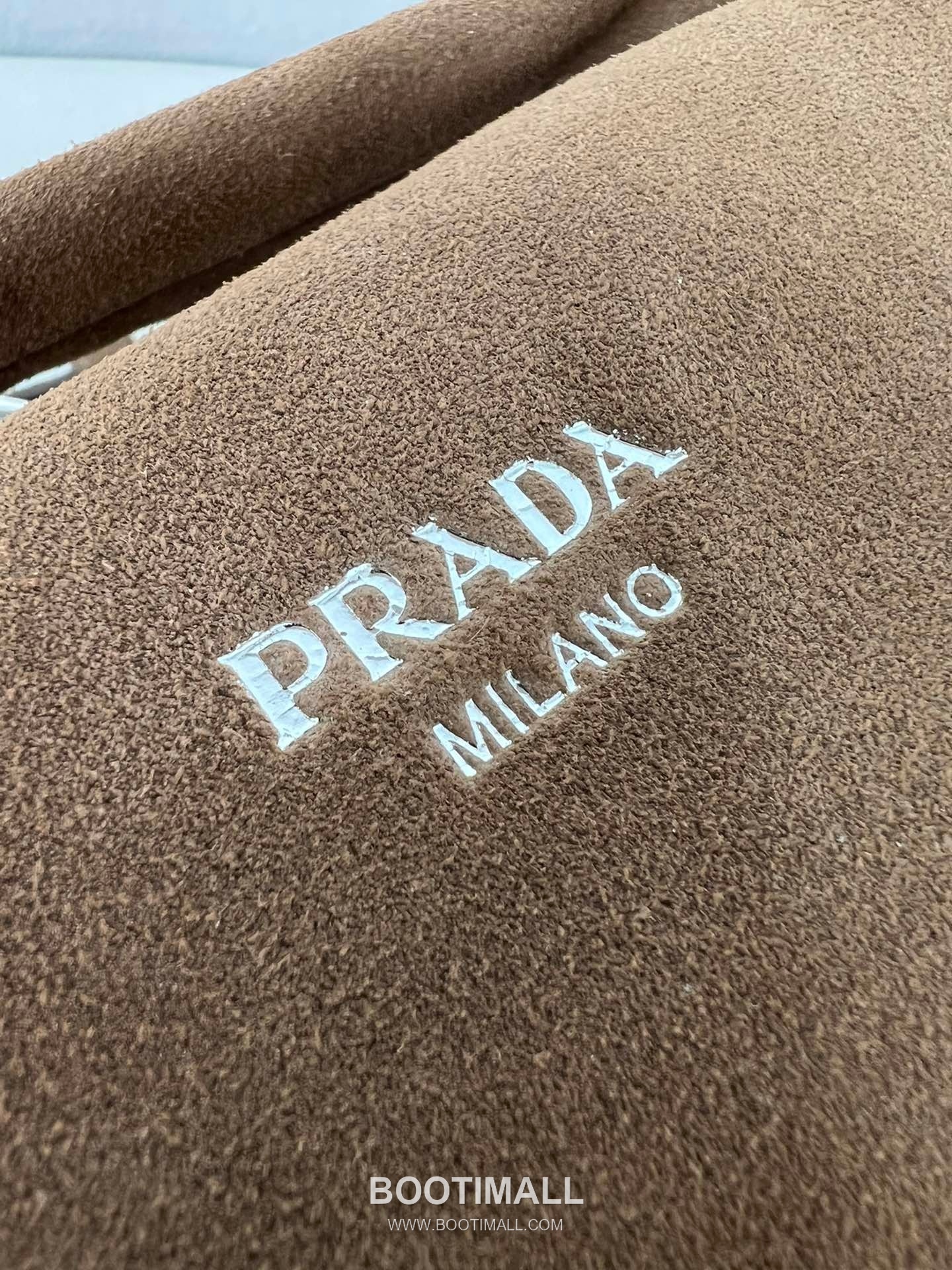 Prada Suede Leather Shoulder Tote Bag with Engraved Logo Detail 프라다 스웨이드 레더 인그레이브 로고 숄더 토트백 P3987660088 24cm 8