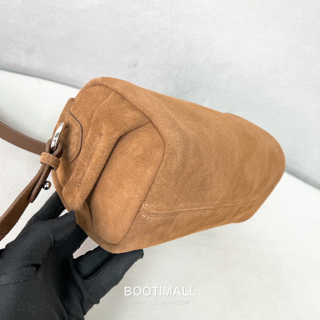 Prada Suede Leather Shoulder Tote Bag with Engraved Logo Detail 프라다 스웨이드 레더 인그레이브 로고 숄더 토트백 P3987660088 24cm 9