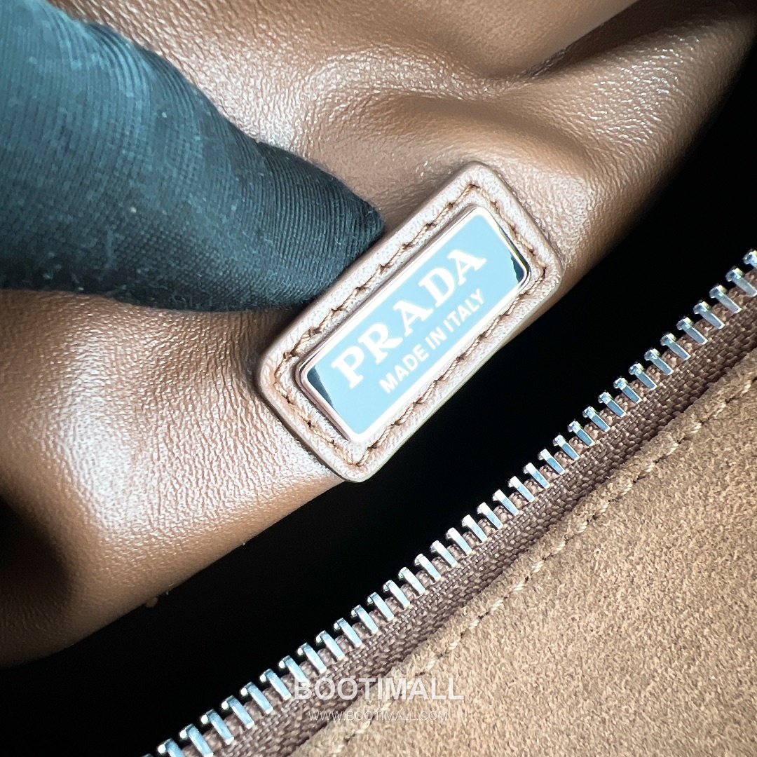 Prada Suede Leather Shoulder Tote Bag with Engraved Logo Detail 프라다 스웨이드 레더 인그레이브 로고 숄더 토트백 P3987660088 24cm 11