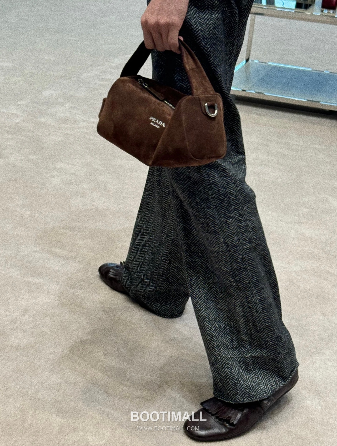 Prada Suede Leather Shoulder Tote Bag with Engraved Logo Detail 프라다 스웨이드 레더 인그레이브 로고 숄더 토트백 P3987660088 24cm 12