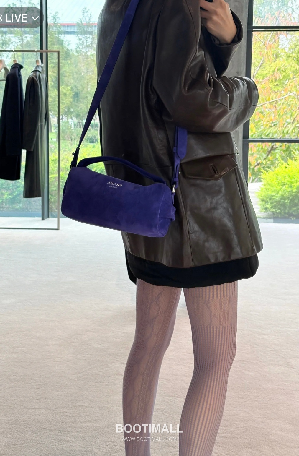 Prada Suede Leather Shoulder Tote Bag with Engraved Logo Detail 프라다 스웨이드 레더 인그레이브 로고 숄더 토트백 P3987660088 24cm 3