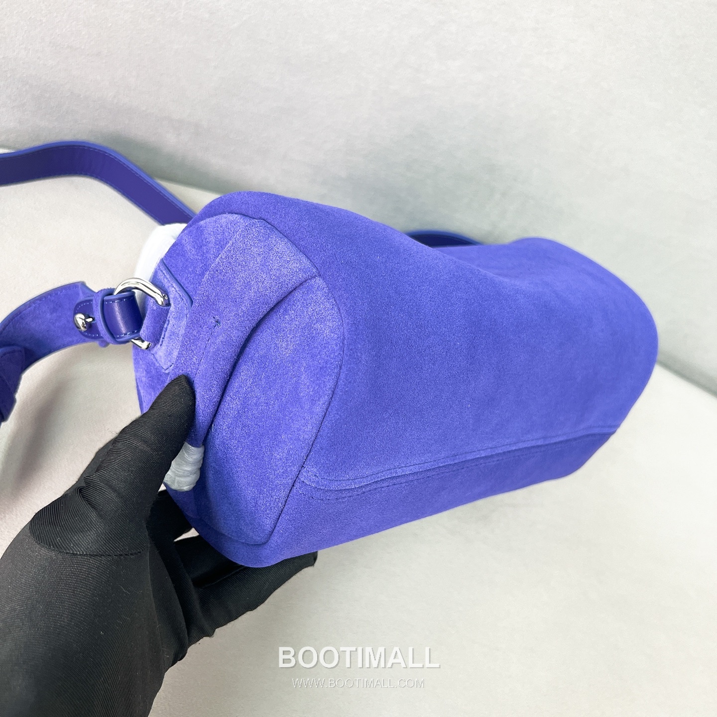 Prada Suede Leather Shoulder Tote Bag with Engraved Logo Detail 프라다 스웨이드 레더 인그레이브 로고 숄더 토트백 P3987660088 24cm 11