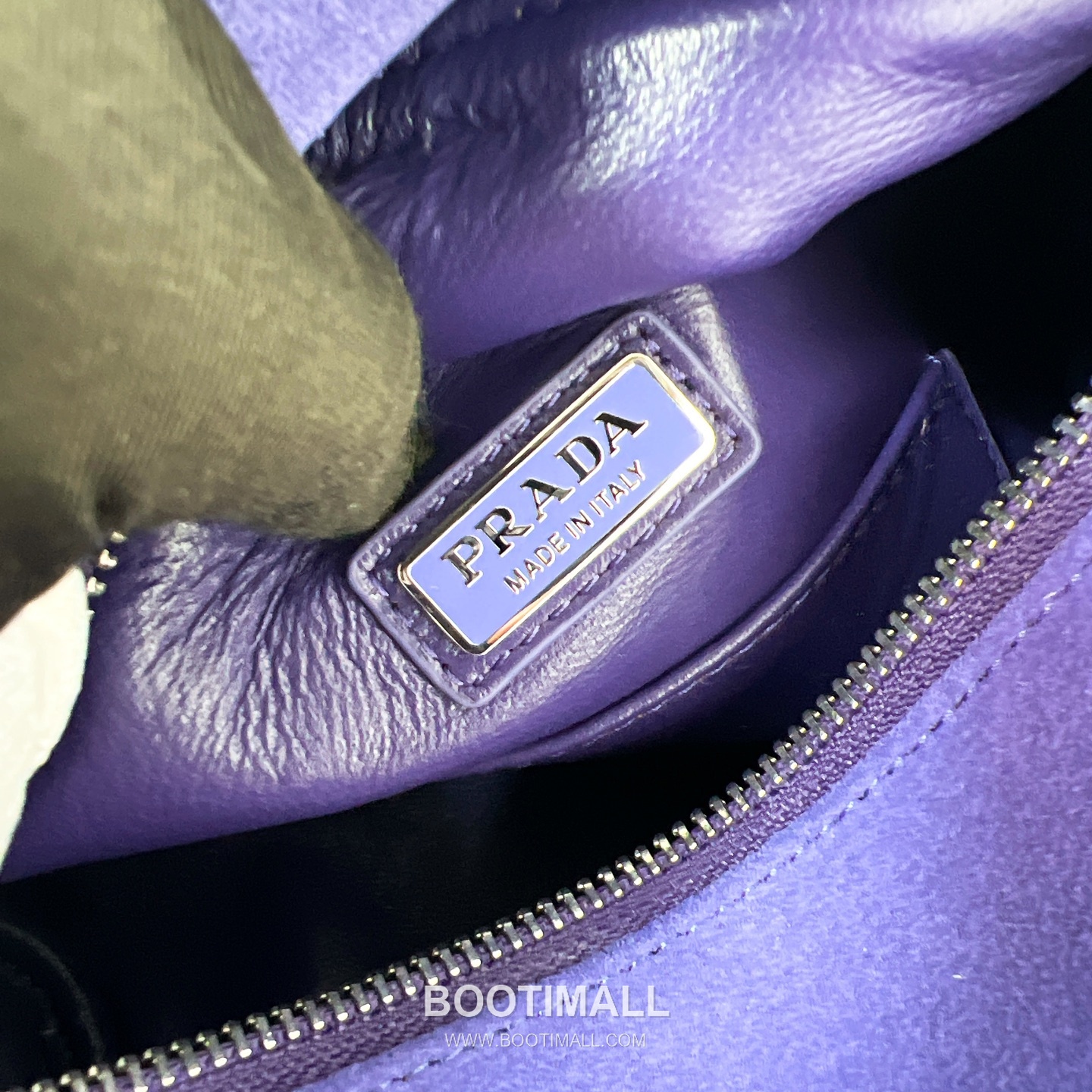 Prada Suede Leather Shoulder Tote Bag with Engraved Logo Detail 프라다 스웨이드 레더 인그레이브 로고 숄더 토트백 P3987660088 24cm 13
