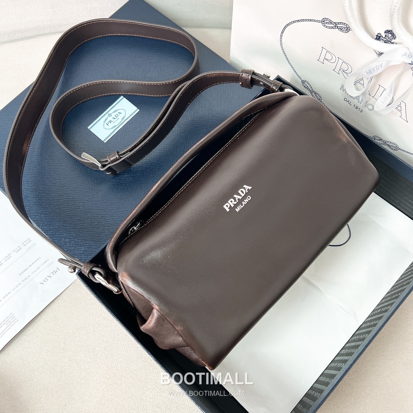 Prada Washed Calfskin Leather Shoulder Tote Bag with Engraved Logo Detail 프라다 워시드 카프스킨 레더 인그레이브 로고 숄더 토트백 P3987660098 24cm 3