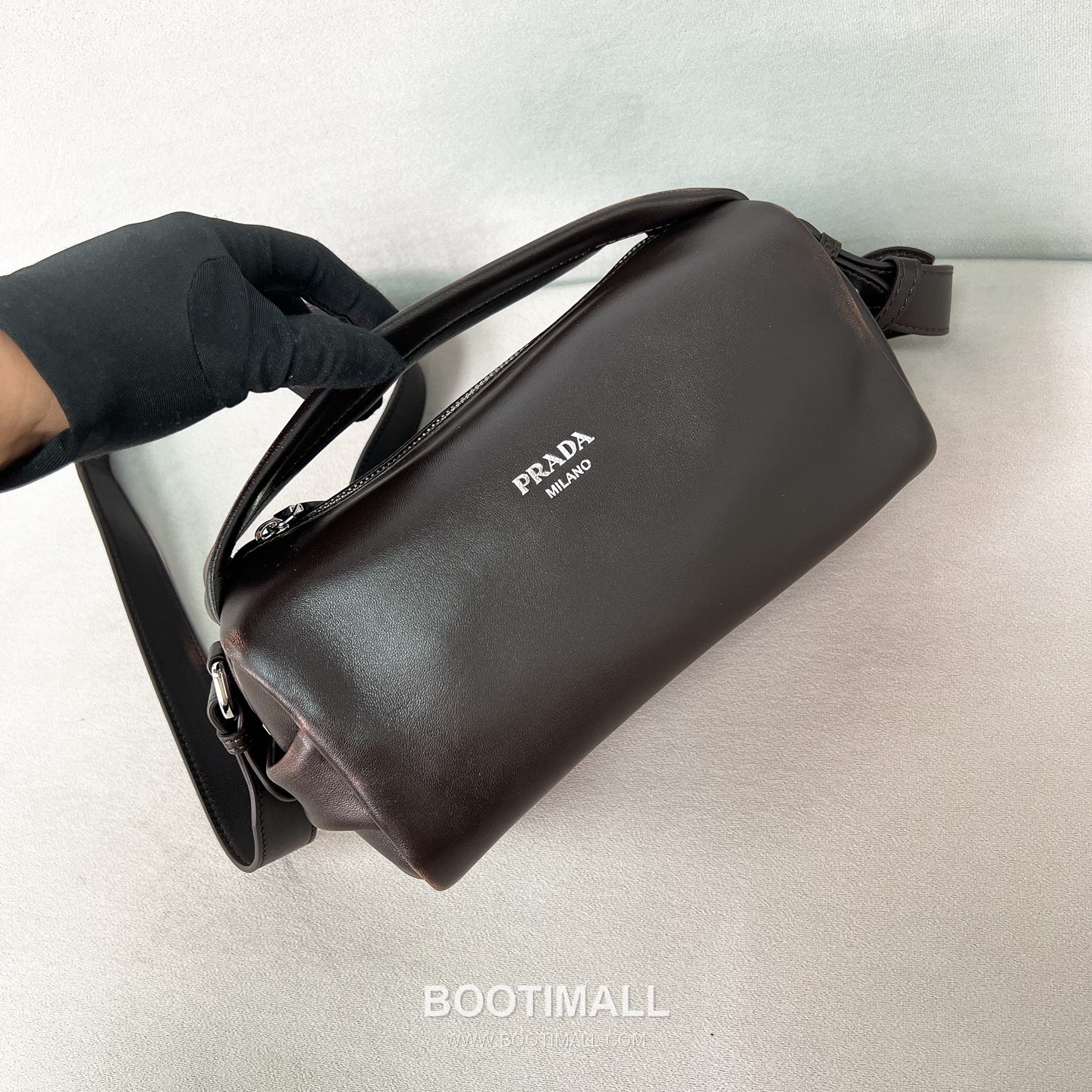 Prada Washed Calfskin Leather Shoulder Tote Bag with Engraved Logo Detail 프라다 워시드 카프스킨 레더 인그레이브 로고 숄더 토트백 P3987660098 24cm 4