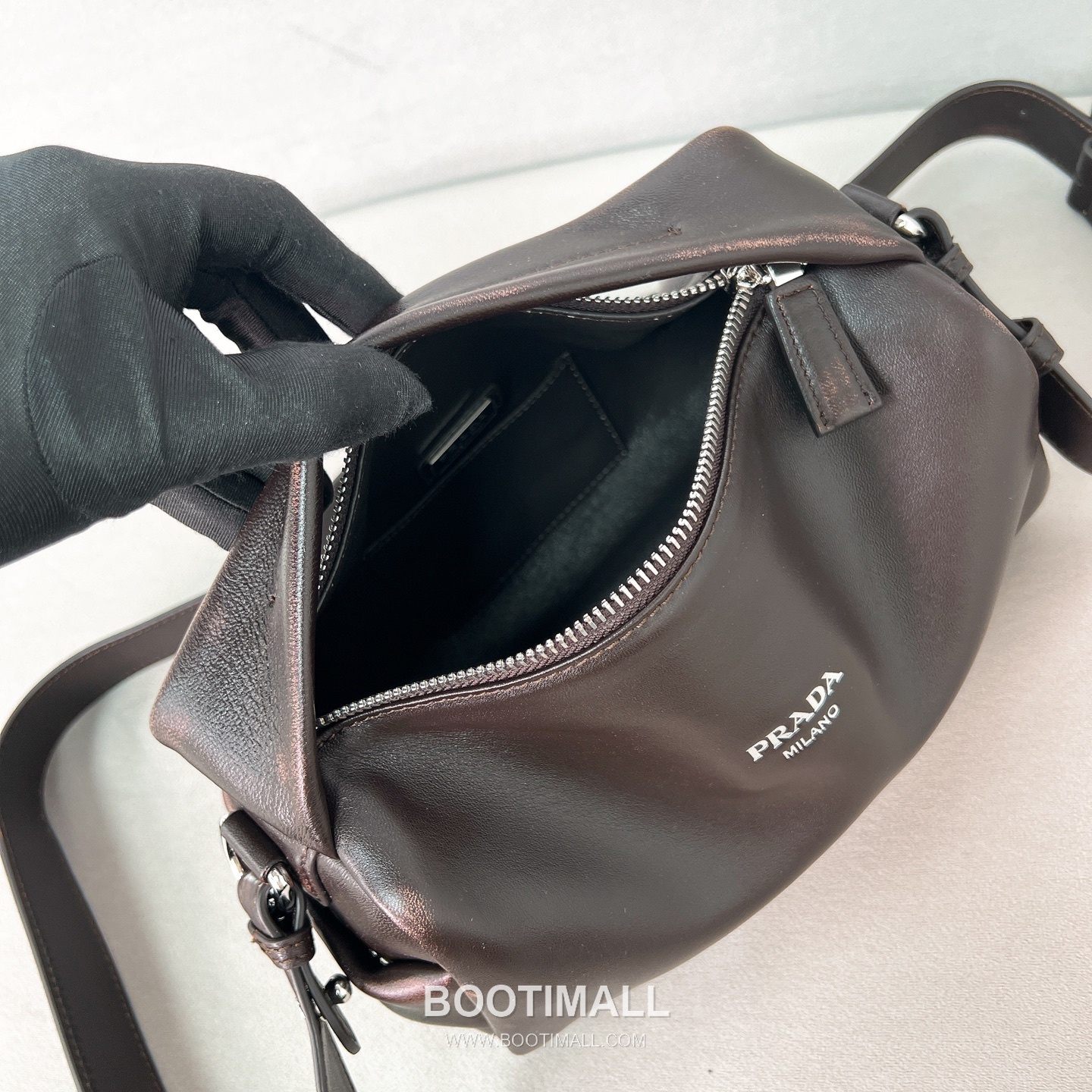 Prada Washed Calfskin Leather Shoulder Tote Bag with Engraved Logo Detail 프라다 워시드 카프스킨 레더 인그레이브 로고 숄더 토트백 P3987660098 24cm 10