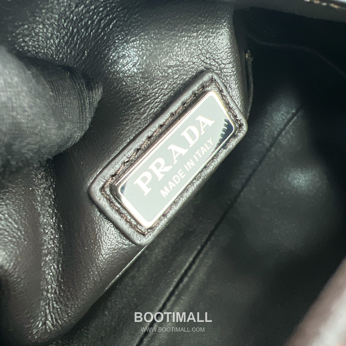 Prada Washed Calfskin Leather Shoulder Tote Bag with Engraved Logo Detail 프라다 워시드 카프스킨 레더 인그레이브 로고 숄더 토트백 P3987660098 24cm 11