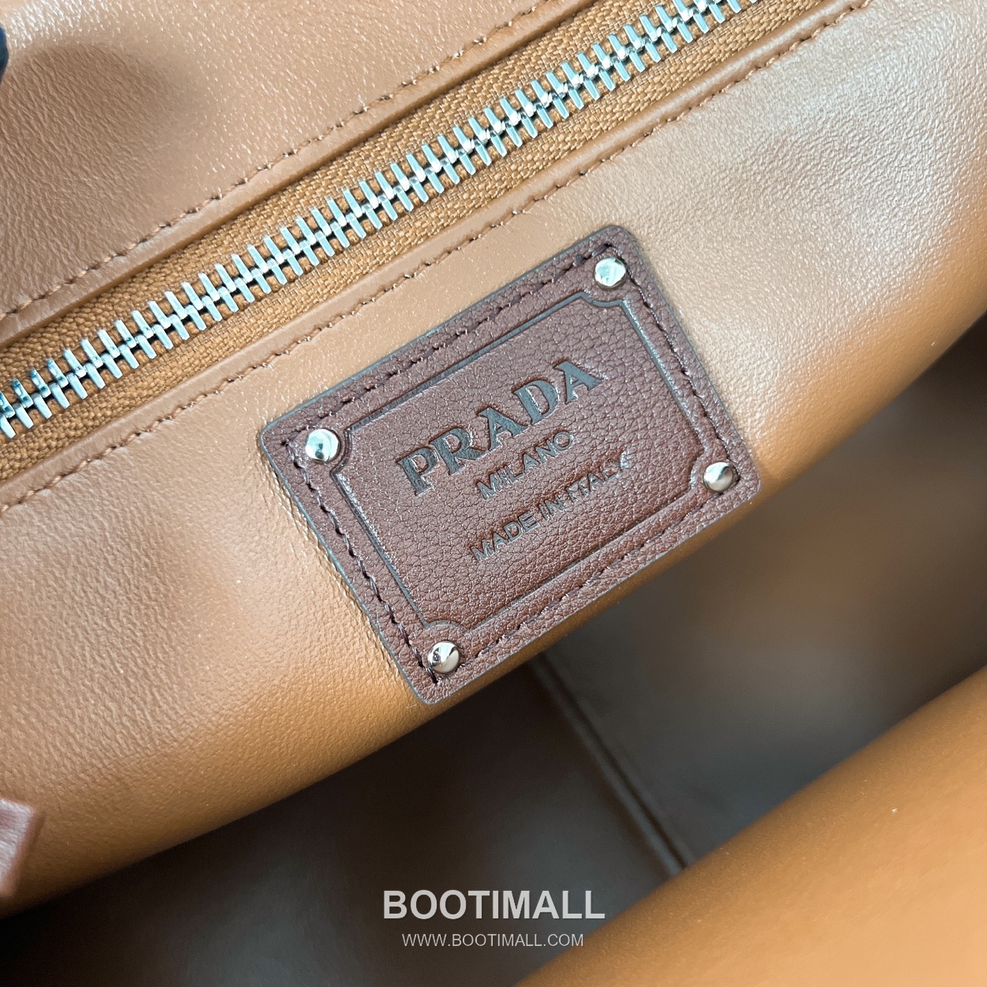 Prada Soft Calfskin Leather Multi Pocket Tote Bag with Triangle Logo Detail 프라다 소프트 카프스킨 레더 멀티 포켓 토트백 P39876600158 31.5cm 12