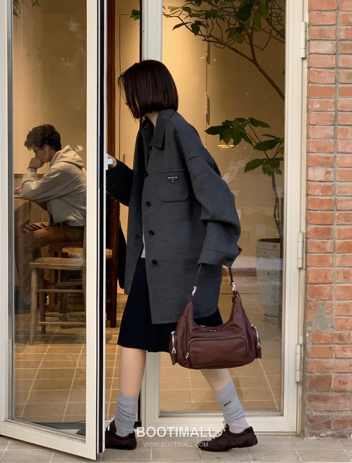 Prada Soft Calfskin Leather Hobo Shoulder Bag with Multi Pocket Triangle Logo Detail 프라다 소프트 카프스킨 레더 멀티 포켓 트라이앵글 로고 호보 숄더백 P39876600158 32cm 2