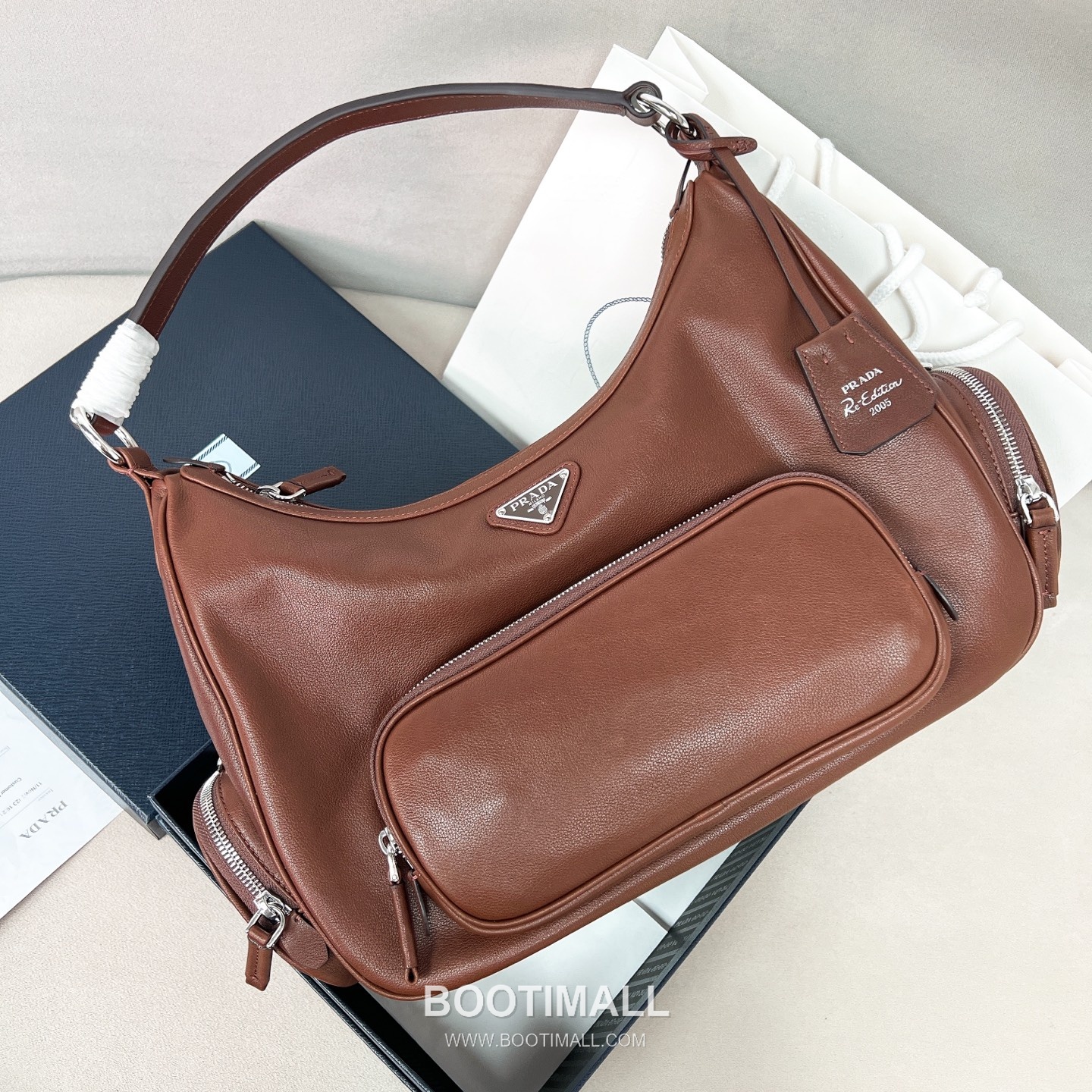 Prada Soft Calfskin Leather Hobo Shoulder Bag with Multi Pocket Triangle Logo Detail 프라다 소프트 카프스킨 레더 멀티 포켓 트라이앵글 로고 호보 숄더백 P39876600158 32cm 4