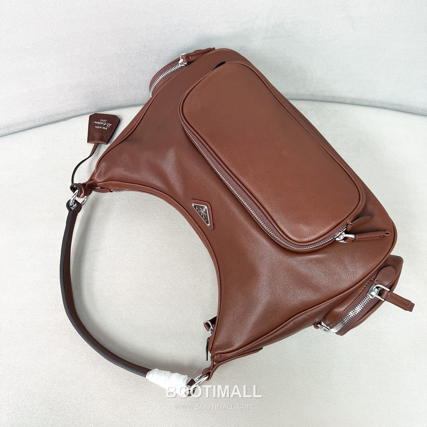 Prada Soft Calfskin Leather Hobo Shoulder Bag with Multi Pocket Triangle Logo Detail 프라다 소프트 카프스킨 레더 멀티 포켓 트라이앵글 로고 호보 숄더백 P39876600158 32cm 8