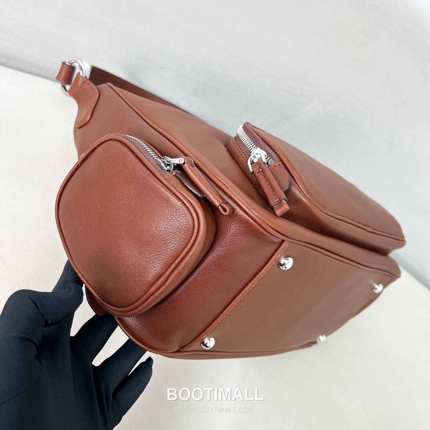 Prada Soft Calfskin Leather Hobo Shoulder Bag with Multi Pocket Triangle Logo Detail 프라다 소프트 카프스킨 레더 멀티 포켓 트라이앵글 로고 호보 숄더백 P39876600158 32cm 10