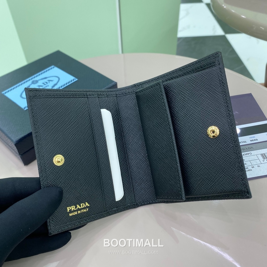 Prada Saffiano Leather Compact Wallet with Triangle Logo Flap Detail 프라다 사피아노 레더 트라이앵글 로고 플랩 반지갑 1MV204 11.2cm 7