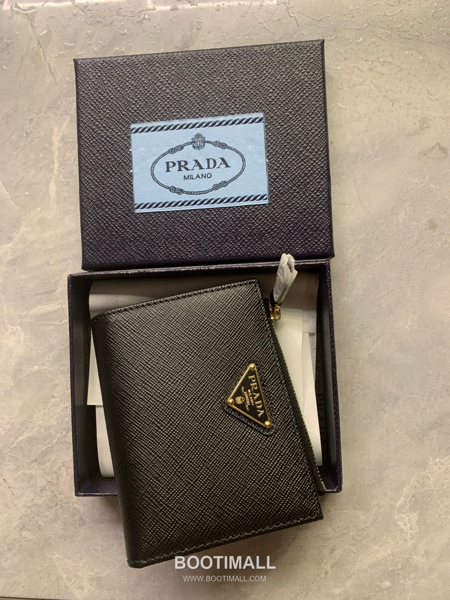 Prada Saffiano Leather Compact Wallet with Zip Coin Pocket Triangle Logo Detail 프라다 사피아노 레더 지퍼 코인포켓 트라이앵글 로고 반지갑 1ML050 11.5cm 1