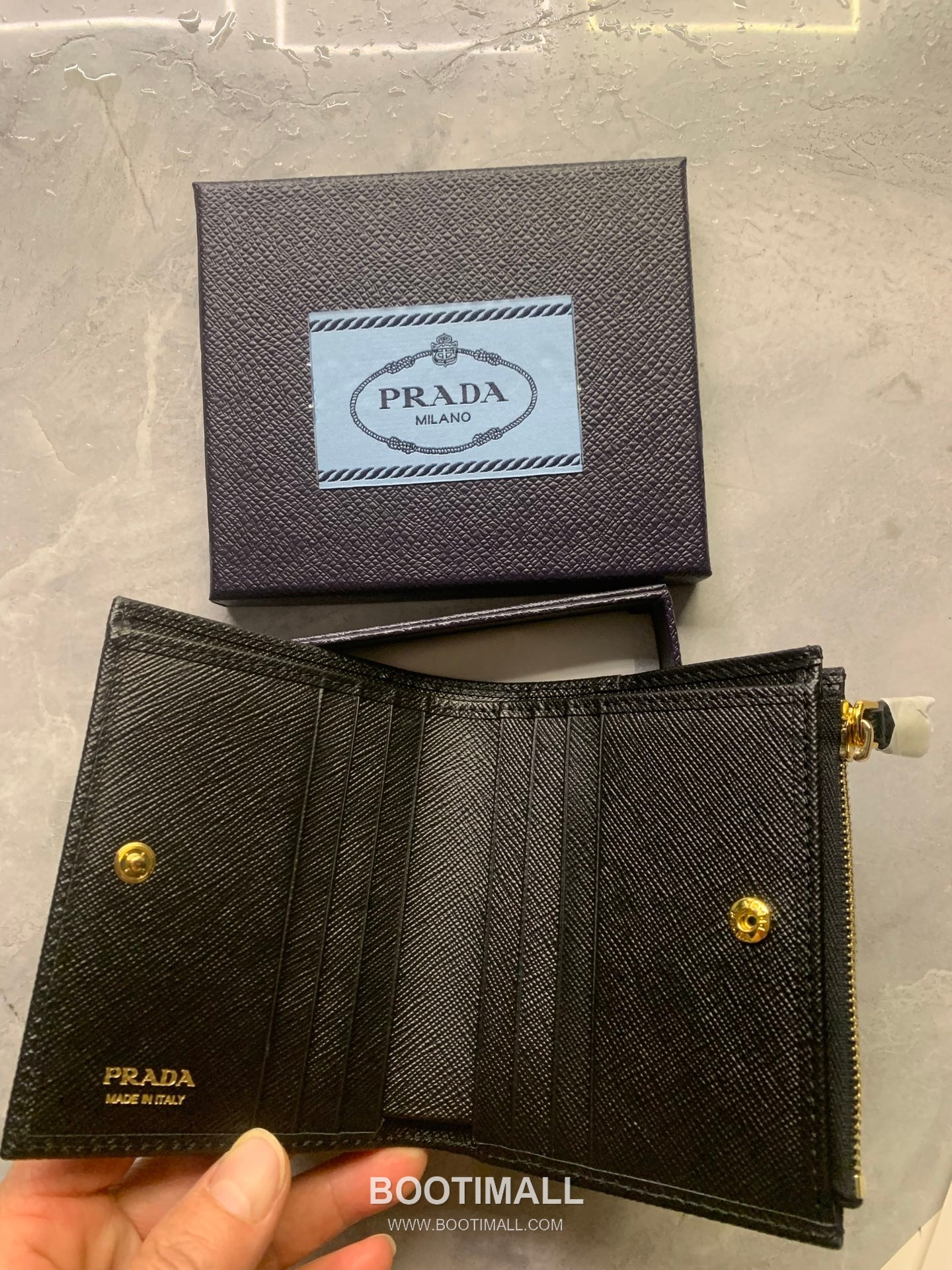 Prada Saffiano Leather Compact Wallet with Zip Coin Pocket Triangle Logo Detail 프라다 사피아노 레더 지퍼 코인포켓 트라이앵글 로고 반지갑 1ML050 11.5cm 2